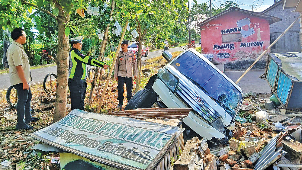 Mobil travel merek Daihatsu Luxio nopol P 1936 KF terperosok ke parit di Dusun Wadung Kamidin, Desa Tulungrejo, Kecamatan Glenmore, Rabu (7/1).