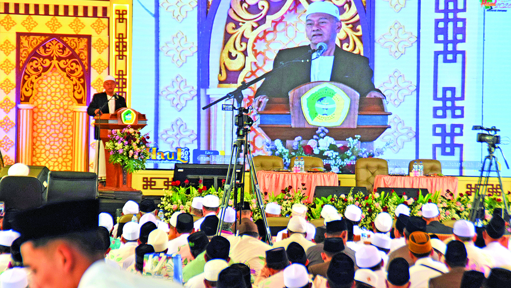 Pengasuh Ponpes Darussalam Blokagung KH Ahmad Hisyam Syafaat memberi sambutan pada kegiatan haul, Rabu (7/1).