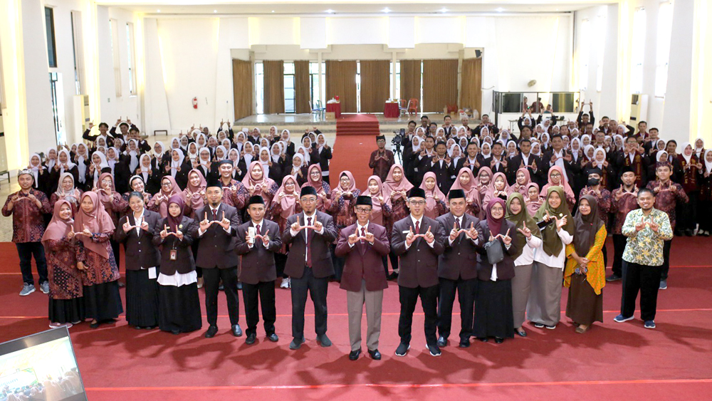 SEMRINGAH: Rektor Unidsoe Dr Soekardjo bersama jajaran dan mahasiswa usai pelaksanaan Yudisium Periode Januari 2026.