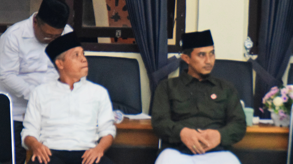BERSAING: Dua kandidat ketua Tanfidziyah PCNU Ahmad Turmudi (kiri), Arif Fauzi (kanan) sebelum hasil akhir ditunjukkan, Kamis (8/1) dini hari.