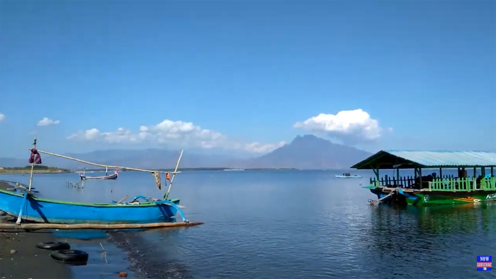 Pantai Berigeen Situbondo jadi destinasi wisata bahari baru dekat kota, tawarkan sunset indah berlatar Gunung Putri Tidur, tiket parkir murah.