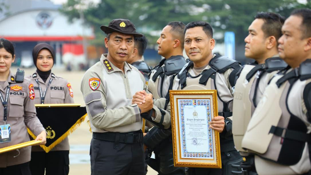 VIDEO PAMAPTA POLRI: Kombespol Rama Samtama Putra menerima penghargaan dari Irwasum Polri Komjen Pol Wahyu Widada pada 26 November 2025.