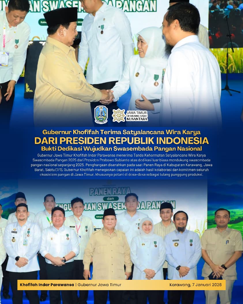 Presiden Prabowo Subianto menyalami Gubernur Khofifah Indar Parawansa usai penyerahan Tanda Kehormatan Satyalancana Wira Karya Swasembada Pangan 2025 di Kabupaten Karawang, Jawa Barat, Rabu (7/1).