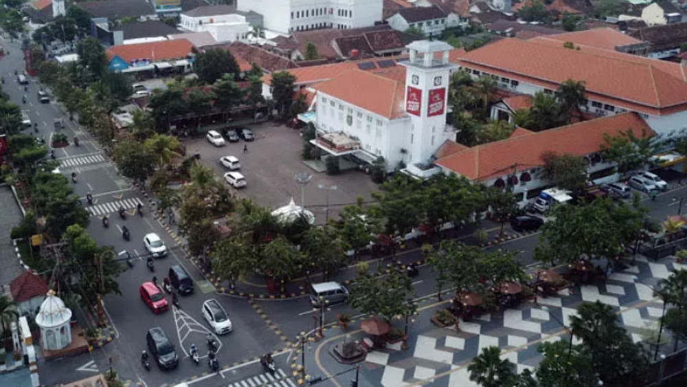 Kawasan Balai Kota Madiun. Kota ini bisa jadi lokasi singgah favorit bagi wisatawan Bali-Jogja.