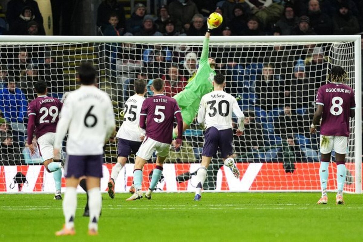 IMBANG: MU dan Burnley bermain imbang
