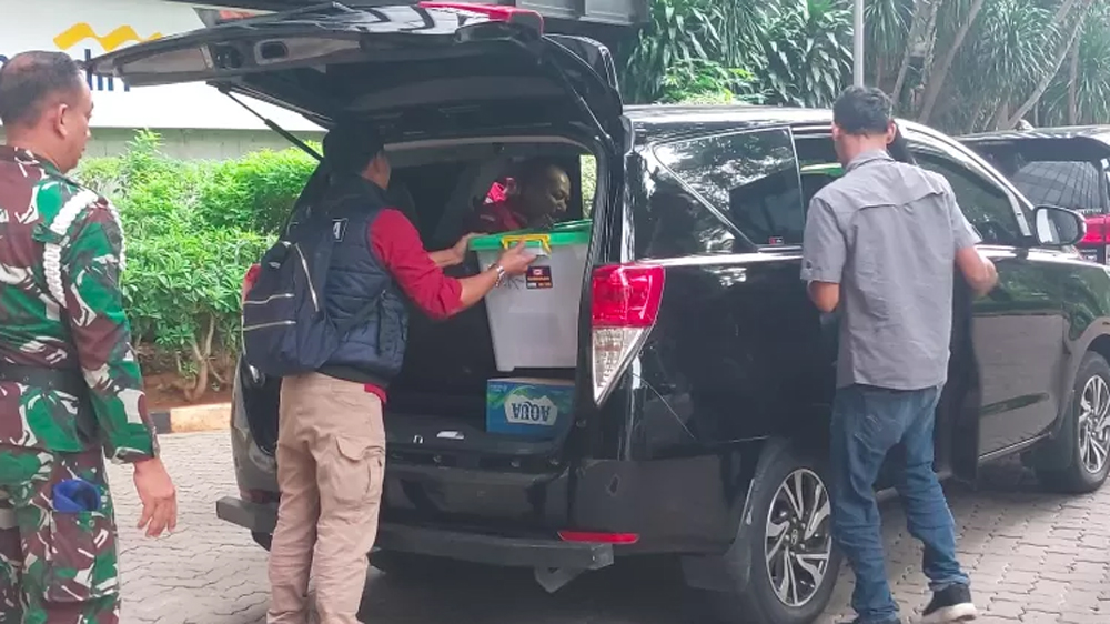 Penyidik Kejagung memasukkan satu kontainer berisi barang bukti hasil penggeledahan di kantor Kemenhut.