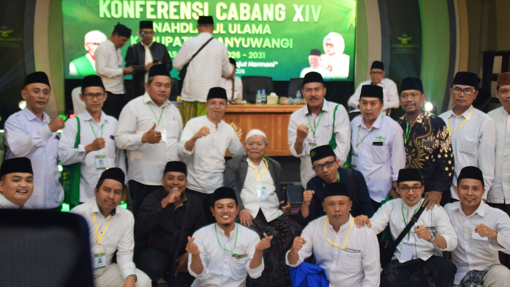 Ketua Tanfidziah PCNU Ahmad Turmudi dan Rais Syuriah KH Facrudin Manan foto bareng anggota MWC se-Banyuwangi pada Konfercab NU XIV Banyuwangi yang digelar di UIMSYA Blokagung, Kamis (8/1) dini hari.