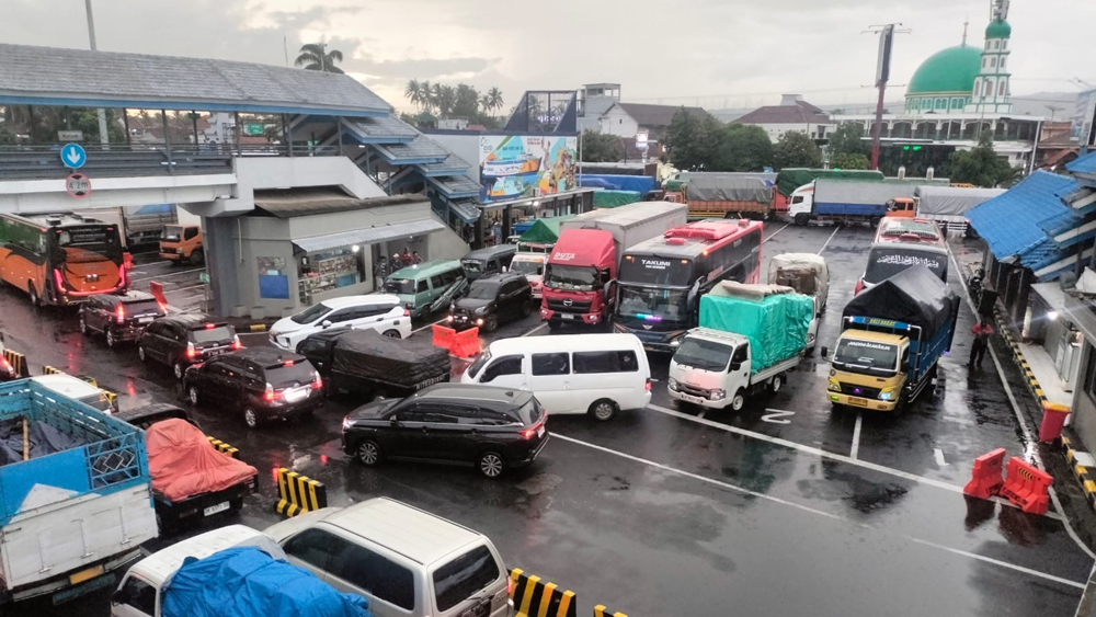 Cuaca buruk membuat Pelabuhan Ketapang dua kali ditutup. BMKG Banyuwangi keluarkan peringatan dini gelombang tinggi hingga 4 meter.