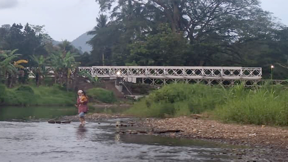 Jembatan darurat untuk truk logistik di jalur Dusun Sungailembu, Desa Sumberagung, Kecamatan Pesanggaran, sudah bisa dilalui kendaraan logistic, Kamis (8/1)