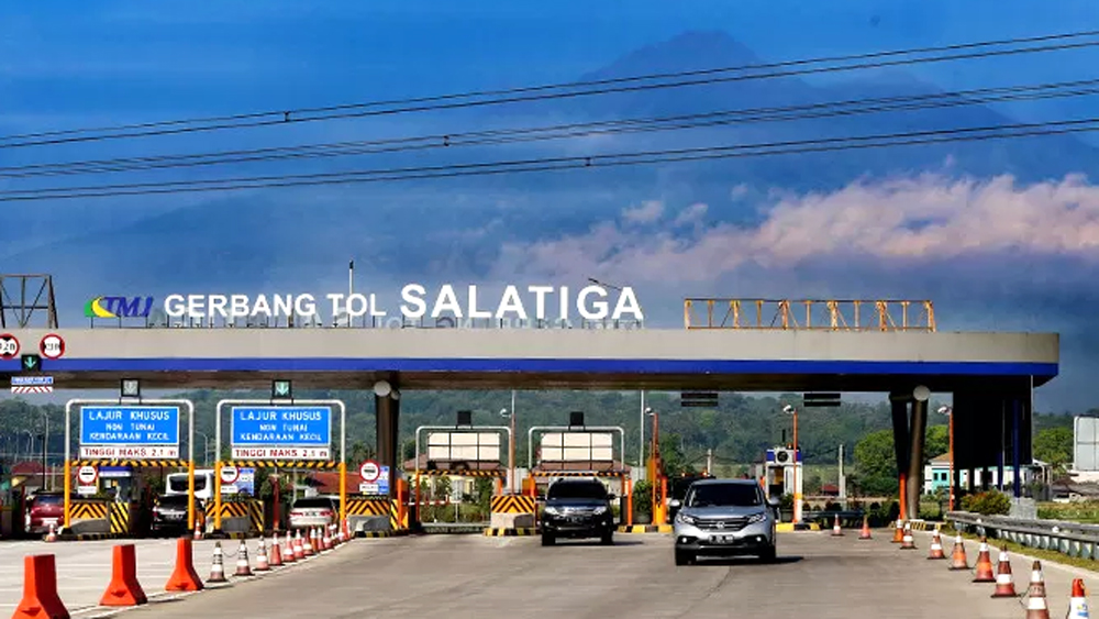 Gerbang Tol Salatiga dengan latar belakang lanskap Gunung Merbabu. Ruas tol Salatiga&ndash;Semarang yang membelah perbukitan juga memberikan sensasi perjalananan berbeda.