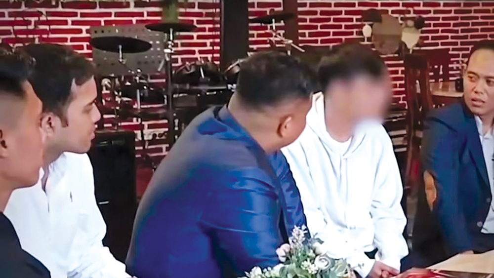 BERHARAP ADA ITIKAD BAIK: Ressa Rizky Tambunan didampingi kuasa hukumnnya saat jumpa pers di salah satu rumah makan di Banyuwangi, Kamis (8/1).
