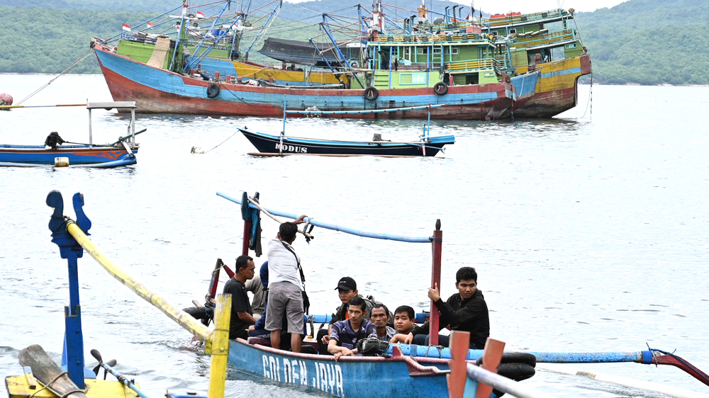 Para ABK naik perahu ojek dari kapal menuju daratan di Pantai Meneng, Ketapang, Kalipuro Jumat (9/1).