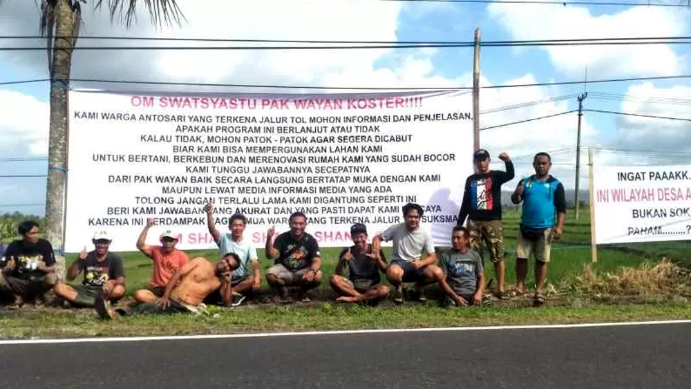 Demo warga Tabanan, Bali, yang terkena proyek tol Mengwi-Gilimanuk melakukan aksi damai, beberapa waktu lalu.