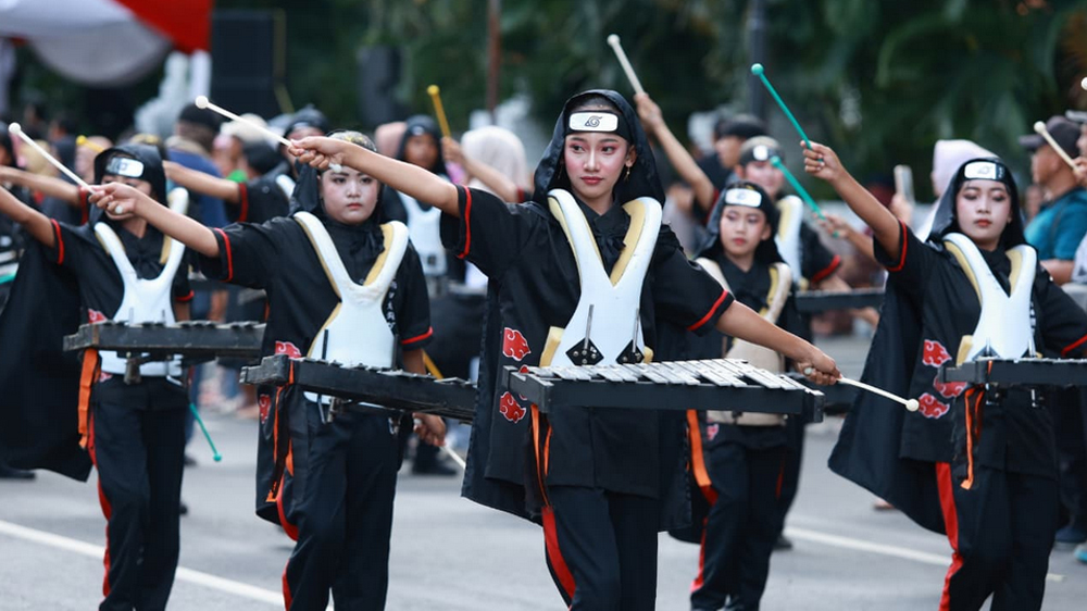 Sebanyak 32 tim drumband TK hingga SMA se-Banyuwangi tampil memukau di Kejuaraan Drumband 2026 dengan kirab 2,5 km di pusat kota.