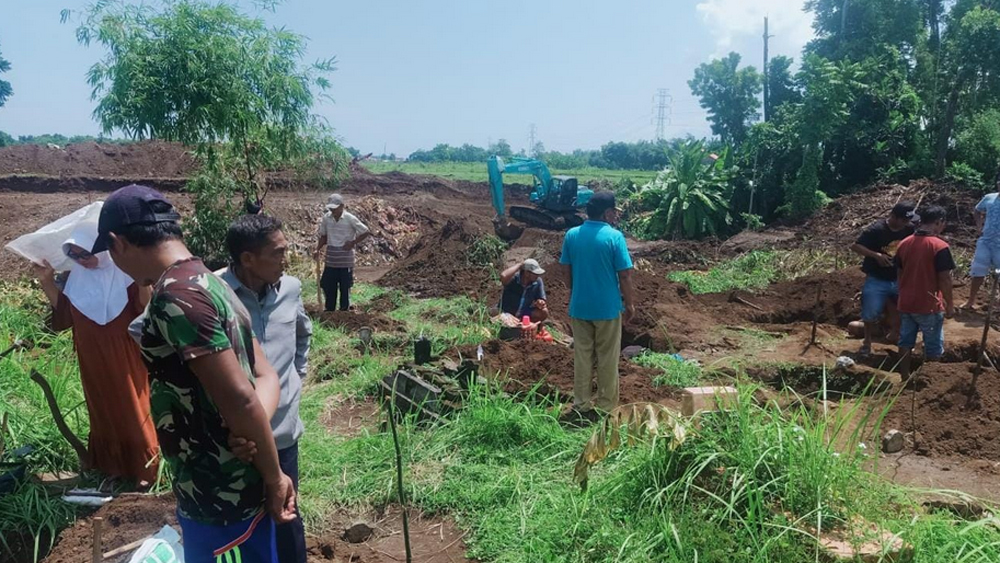 Warga Dusun Sanggaran, Desa Blimbing, Kecamatan Besuki, Situbondo membongkar puluhan makam yang terdampak jalan tol Prosiwangi, Minggu (18/2/2024) lalu.