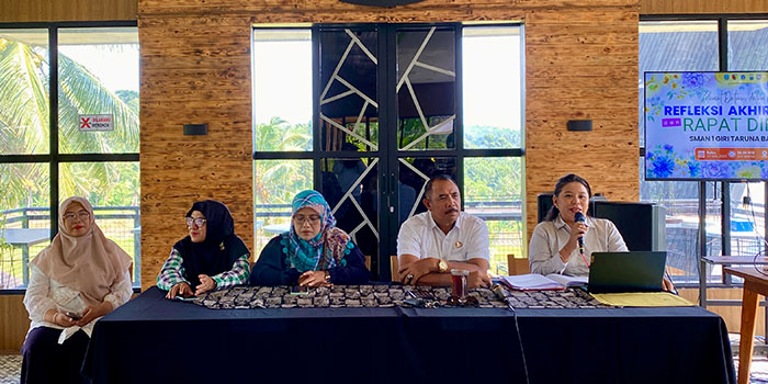 AKHIR TAHUN : Kepala Smagi Taruna Bangsa I Ketut Renen bersama jajaran wakasek dalam acara refleksi akhir tahun pada 31 Desember lalu