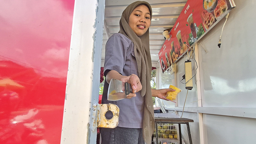Tami menunjukkan lubang pengait gembok di pintu kedai jus di Dusun Krajan, Desa/Kecamatan Sempu, yang dirusak maling, Jumat (9/1).