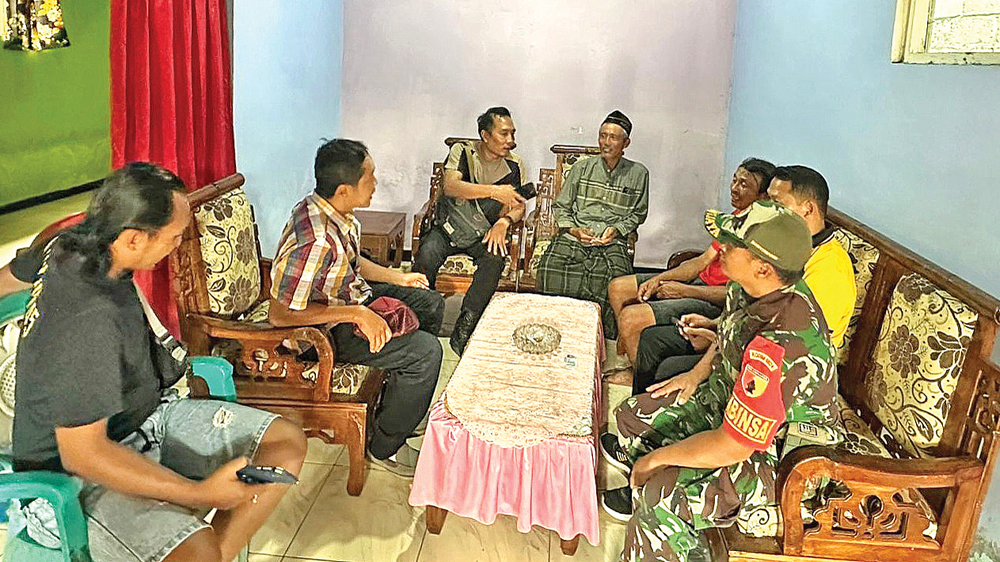Polisi menjemput Supri di rumahnya Dusun Salamrejo, Desa Tulungrejo, Kecamatan Glenmore, Jumat (9/1).