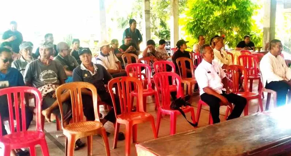 PERTANYAKAN HAK: Pertemuan masyarakat dan Forum Perbekel Terdampak Tol Gilimanuk-Mengwi di Balai Pertemuan Desa Antosari, Selemadeg Barat, Tabanan, Rabu (10/12/2025).