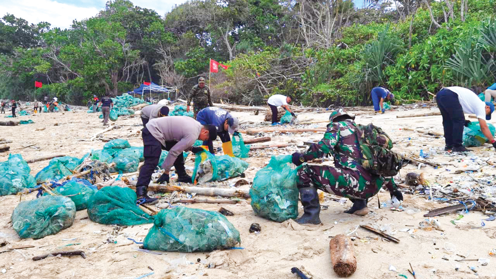 Petugas gabungan saat membersihkan sampah di sekitar Pantai Triangulasi dan Pancur, wilayah Taman Nasional Alas Purwo, Kamis (8/1).