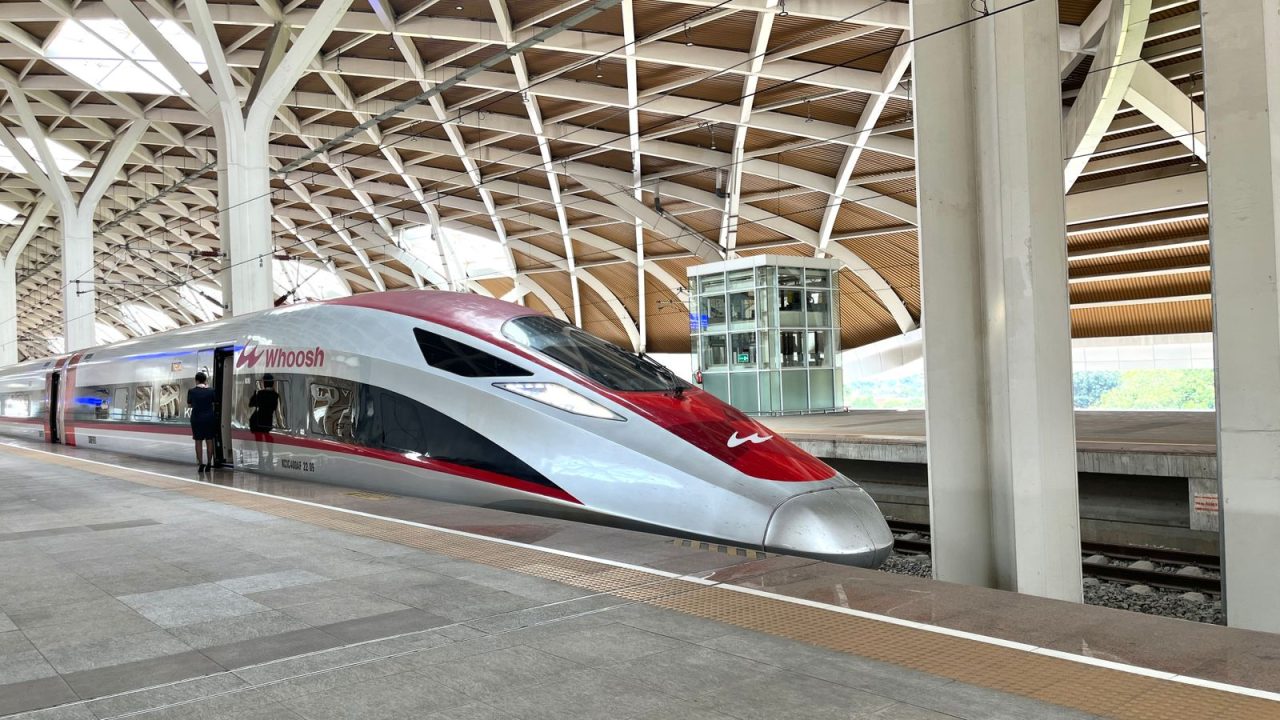 Jumlah WNA pengguna Kereta Cepat Whoosh naik 60 persen pada 2025.