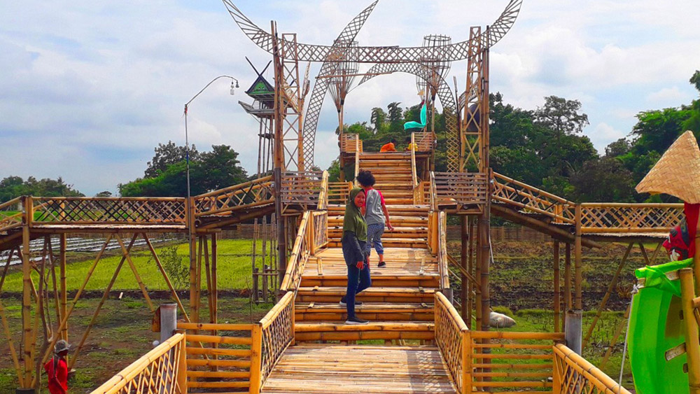 Wisata Karang Kene&rsquo; 26 Situbondo tawarkan kampung budaya mistis 26 KK, jembatan bambu instagramable, kolam pemandian, dan kuliner desa.