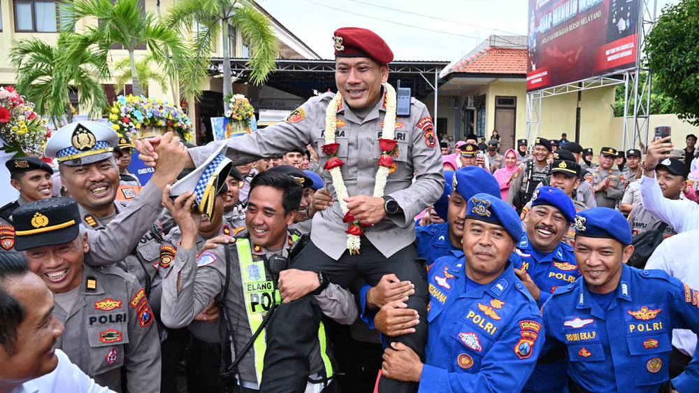 Kombespol Rama Samtama Putra dipanggul personel Satpolairud dan anggota Polresta saat meninggalkan Mako Polresta Banyuwangi, Sabtu (10/1).