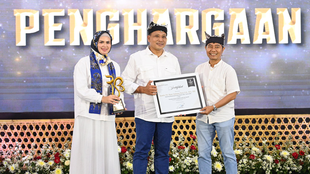 Kombespol Rama Samtama Putra didampingi istri tercinta Ny Nova Rama Samtama Putra menerima penghargaan Sunrise of Java Award dari Direktur Jawa Pos Radar Banyuwangi Samsudin Adlawi Jumat malam (10/1).