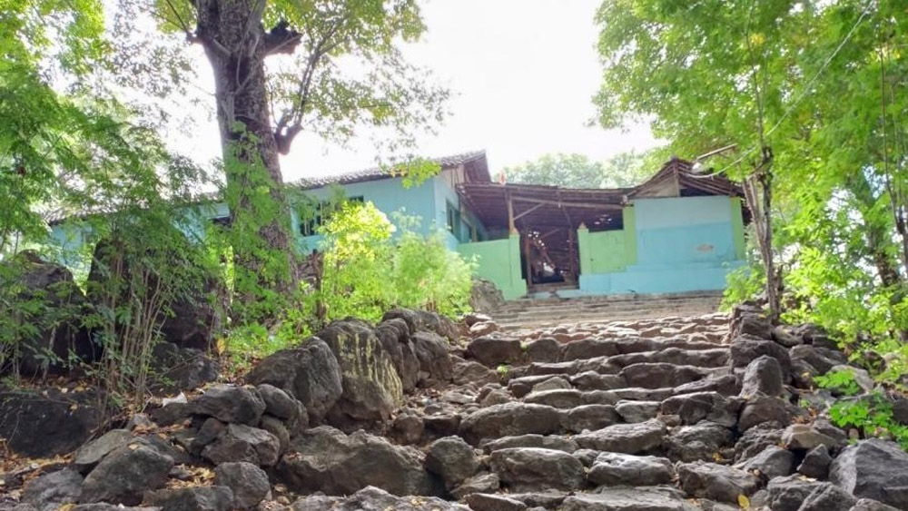 Petilasan Syekh Maulana Ishaq di Bukit Pecaron Situbondo tawarkan wisata religi bernuansa sejarah Islam dengan panorama laut lepas Pasir Putih.