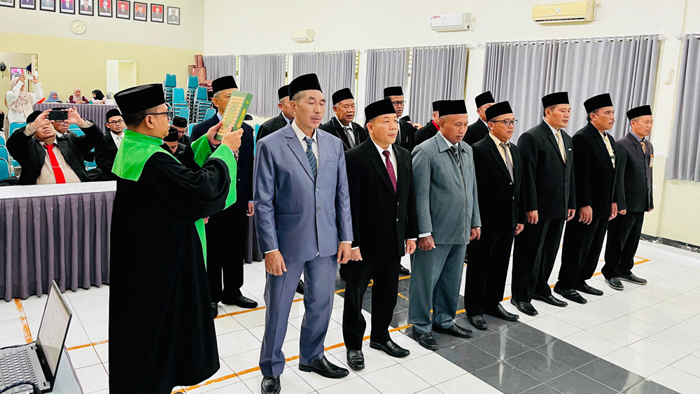 13 Kepala KUA Kecamatan di Banyuwangi mengikuti prosesi pelantikan di Aula Kemenag Banyuwangi, Sabtu (10/1).