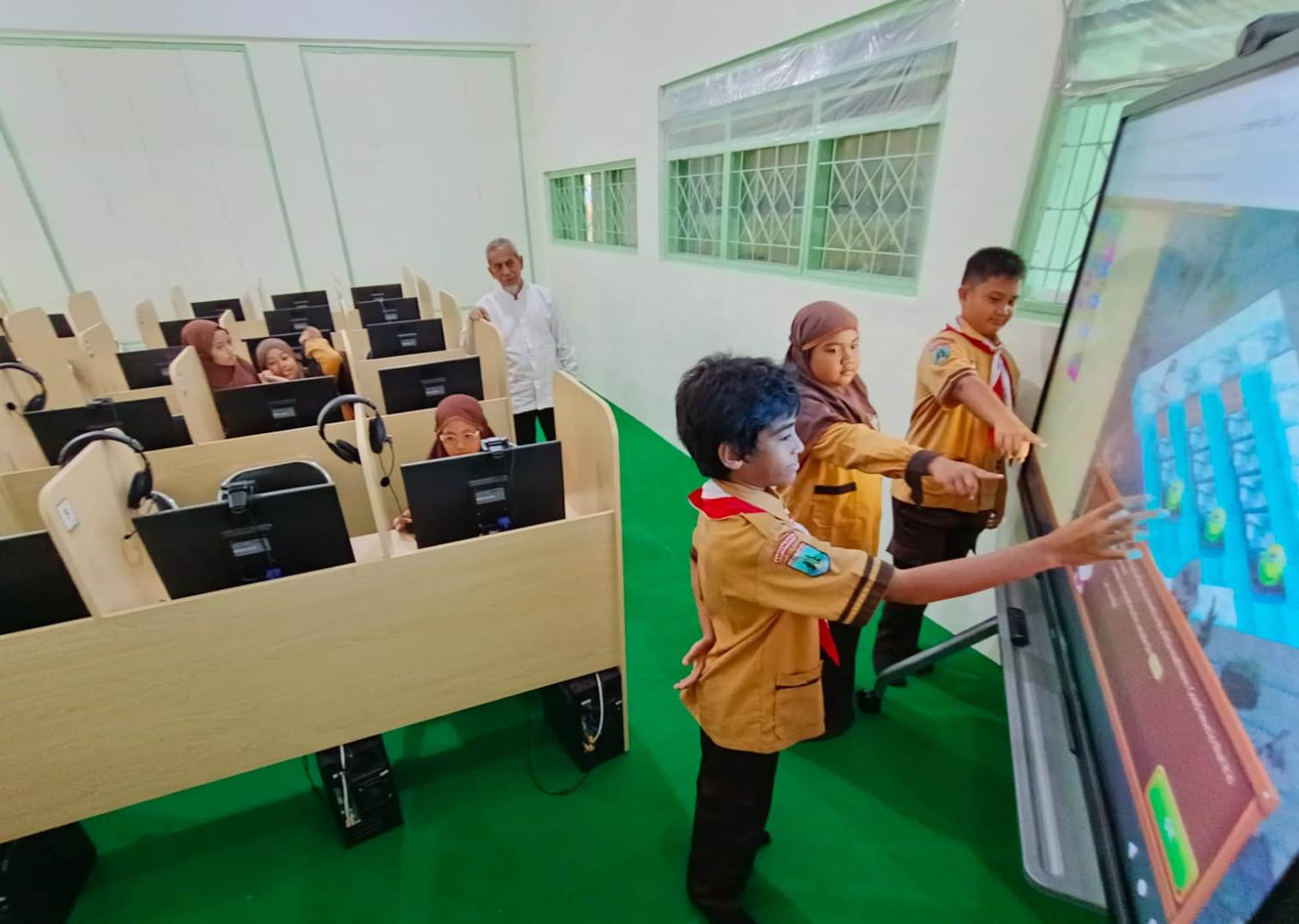 BELAJAR SAMBIL BERKREASI: siswa SD Al Irsyad mencoba coding di ruang laboratorium pada Jumat (9/1).