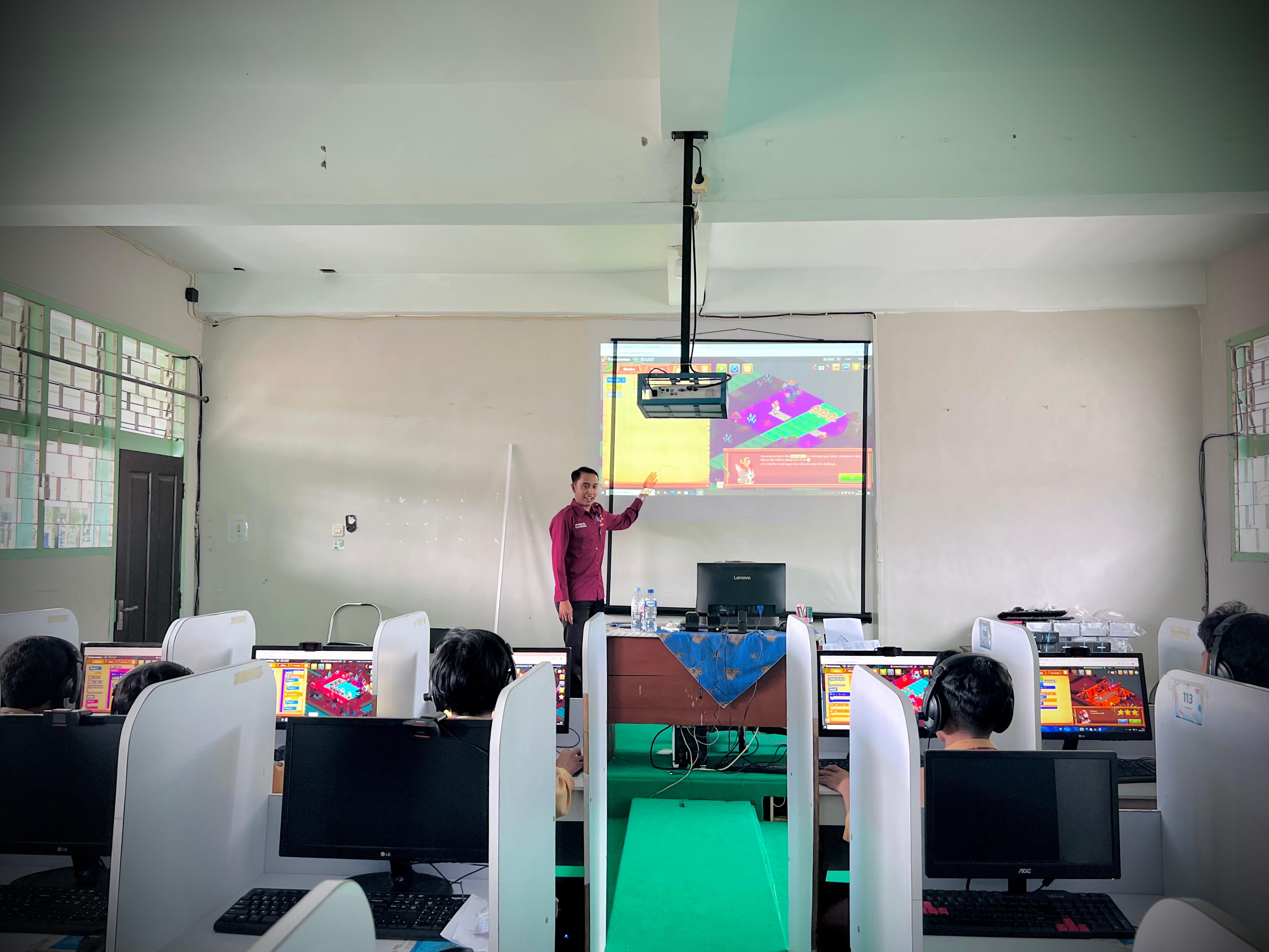 PEMROGRAMAN: Guru menjelaskan materi coding kepada siswa SMP Al Irsyad di ruang laboratorium.