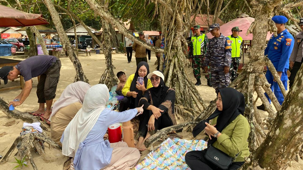 Personel gabungan TNI-Polri memperketat patroli di lokasi pesisir pantai Pulau Merah Dusun Pancer, Desa Sumberagung, Kecamatan Pesanggaran.