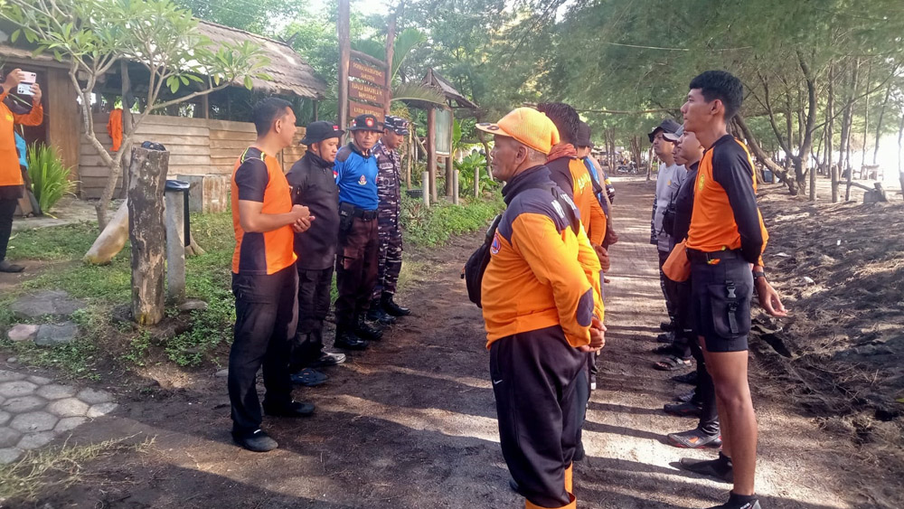 Pencarian Alapi Hariyono, pemotong rumput asal Singojuruh Banyuwangi yang diduga hanyut, memasuki hari keempat di Selat Bali namun belum membuahkan hasil.