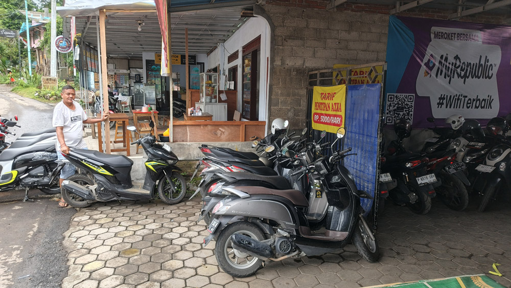Pengguna transportasi Kereta yang sedang mengambil motor setalah dititipkan di rumah darah sekitar Stasiun Banyuwangi kota, Minggu (11/1).