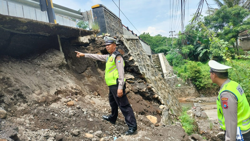 Jembatan Alasbulu Wongsorejo Banyuwangi ambrol Minggu 11 Januari 2026. Polisi lakukan pengamanan, akses Pantura dibatasi, BBPJN siapkan penanganan.