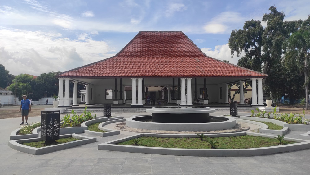 Bupati Situbondo Yusuf Rio minta warga Besuki menjaga Pendopo Pate Alos yang direvitalisasi dan siapkan kawasan Besuki Heritage bernilai sejarah.