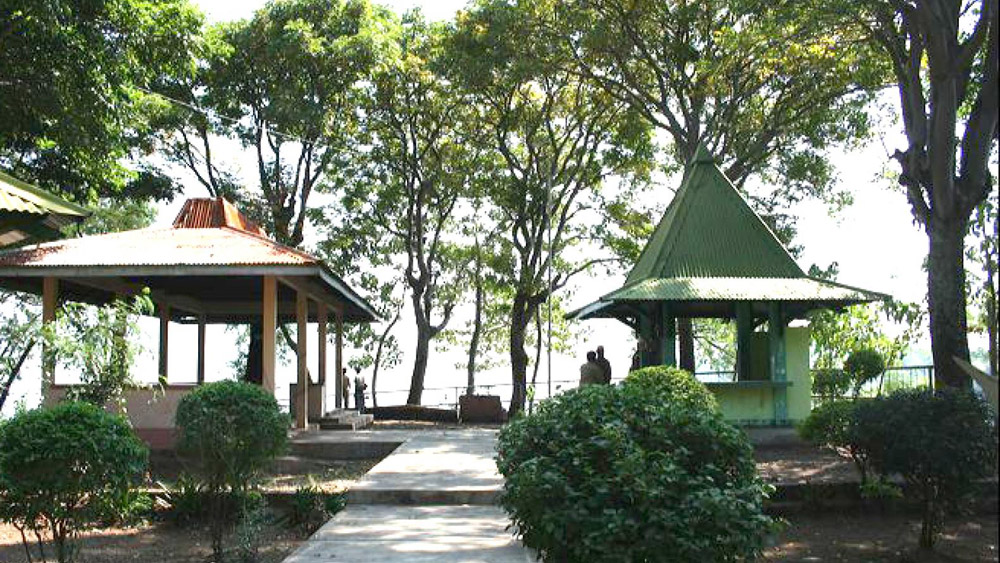 Wisata Arak-arak Bondowoso tawarkan panorama hijau dan udara sejuk di jalur Surabaya&ndash;Bondowoso, dekat exit Tol Besuki Prosiwangi.