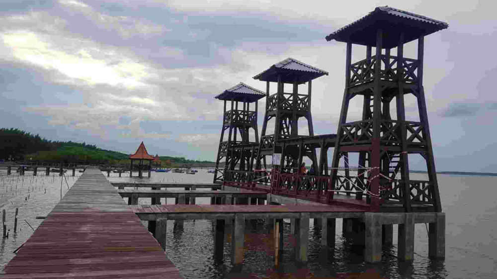 Pantai Bahak Tongas Probolinggo tawarkan sunset indah, anjungan dan menara pandang dekat Tol Prosiwangi, tiket murah dan akses mudah.