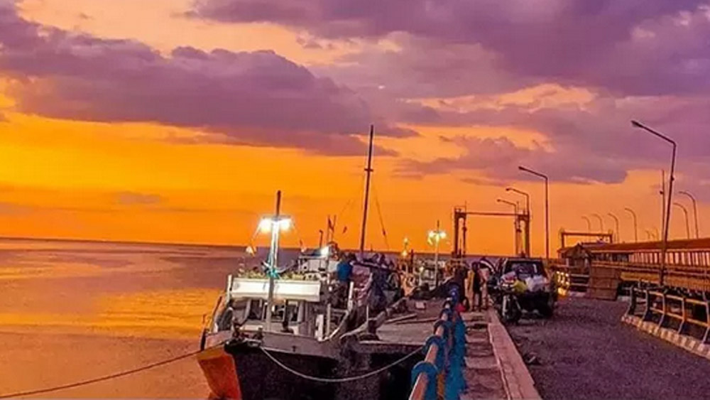 Pelabuhan Jangkar menjadi salah satu spot sunset terbaik di Situbondo.