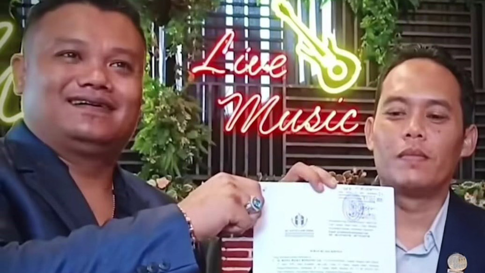 TUNTUT GANTI RUGI: Kuasa hukum Ressi Rizky Rossano, Moch Firdaus (kanan), didampingi rekannya menunjukkan surat gugatan perdata untuk tergugat Denada.