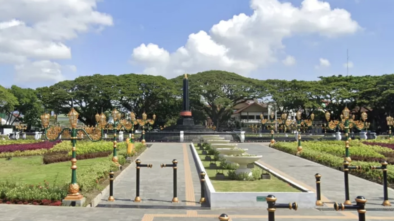 Alun-Alun Tugu Kota Malang, Jawa Timur, salah satu karya Herman Thomas Karsten.