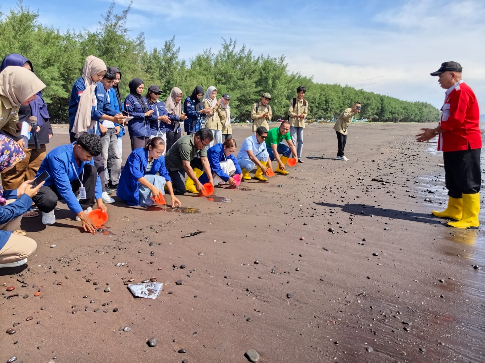 Mahaiswa Fakultas Pertanian Uniba bersama mahasiswa Faculty of Agriculture Technology Universidade da Paz (Unpaz) Timor Leste melepas tukik di Pantai Cemara, Senin (12/1).