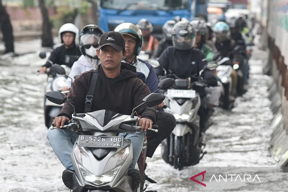 Banjir merendam enam RT dan sejumlah jalan di Jakarta usai hujan deras.