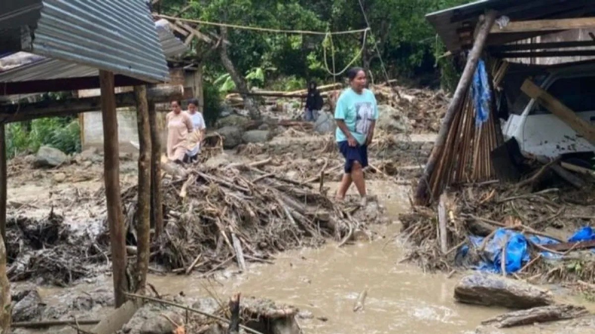 Banjir bandang melanda Kabupaten Donggala akibat hujan deras.