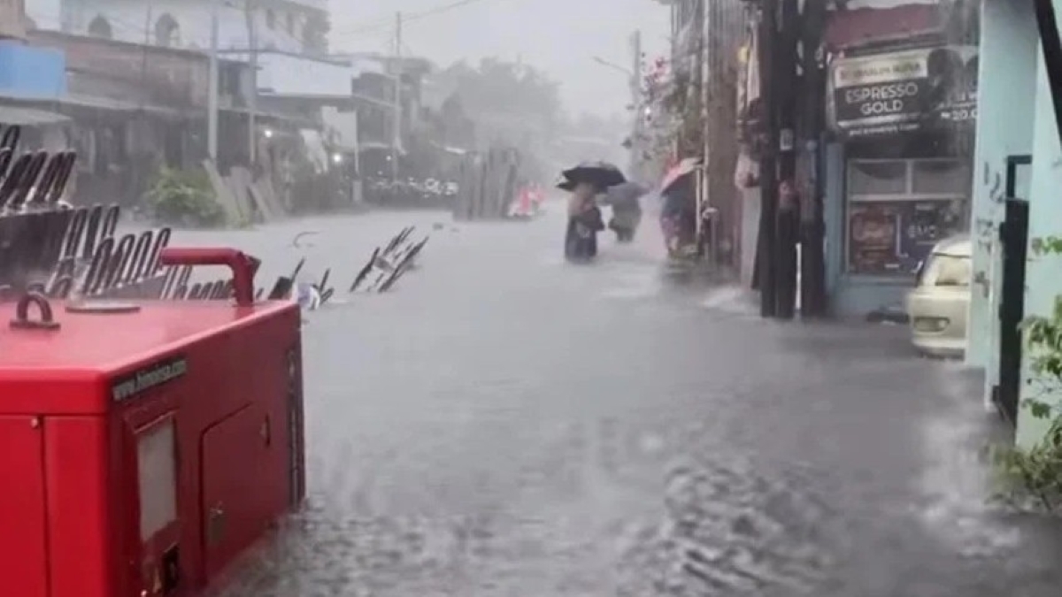 Banjir akibat hujan deras sebabkan kemacetan di Jakarta.