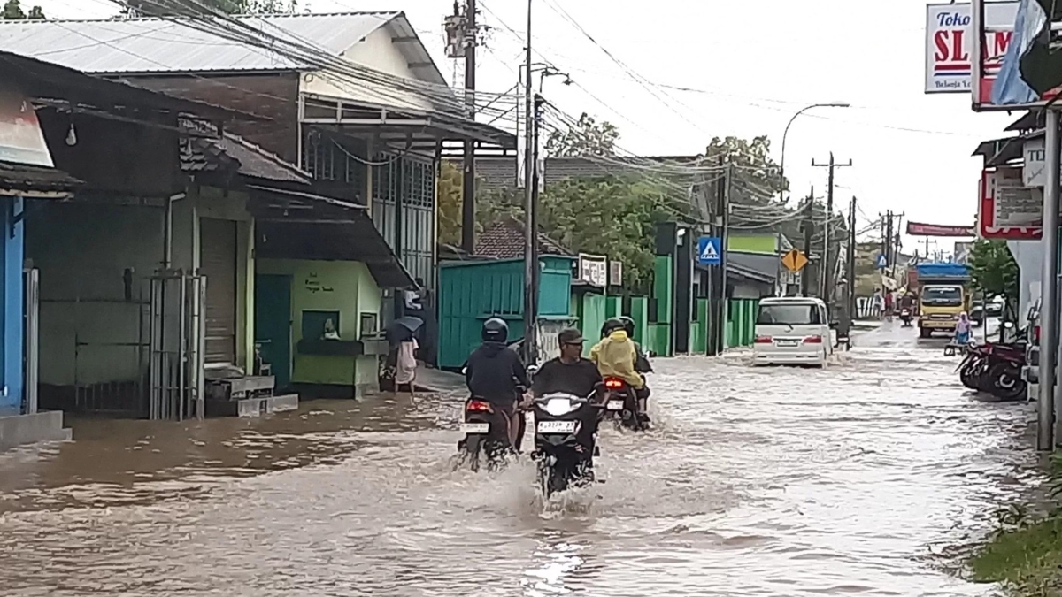 Banjir dan longsor melanda Kudus akibat cuaca ekstrem.