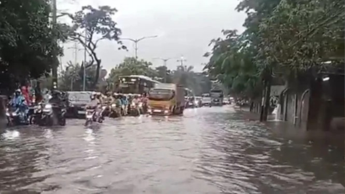 Banjir Jakarta meluas, 23 ruas jalan dan 10 RT tergenang.