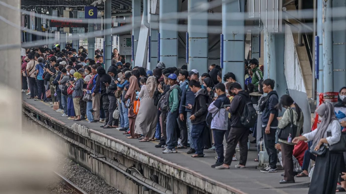 Sejumlah rute KRL Commuter Line di Jakarta terganggu.