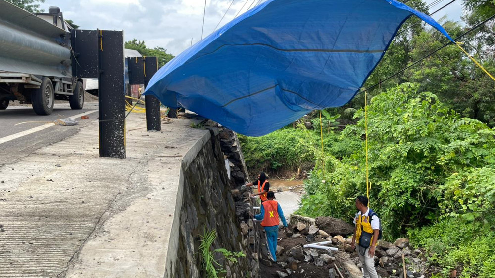 Sejumlah pekerja mengebut perbaikan Jembatan Alasbuluh yang rusak akibat tergerus air, Senin (12/1).